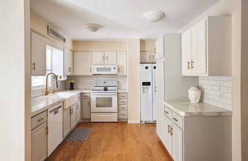South Russell Apartment | Quiet Guest Space with Hot Tub, Laundry, and Gym