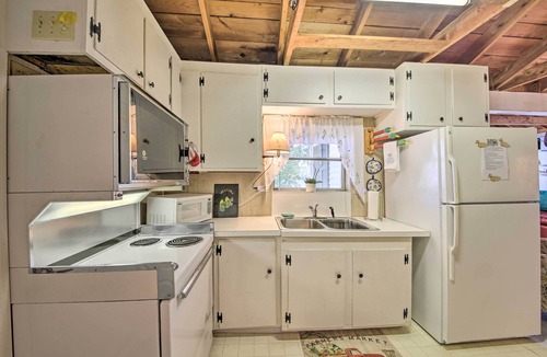 Union Cottage | Quiet & Lovely Lakefront Cottage for Families!