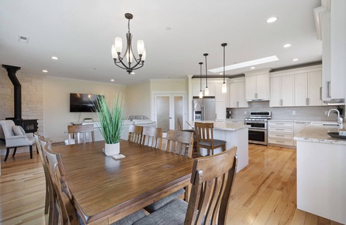 Carver House | Quiet, Secluded, High End Home Near PDX