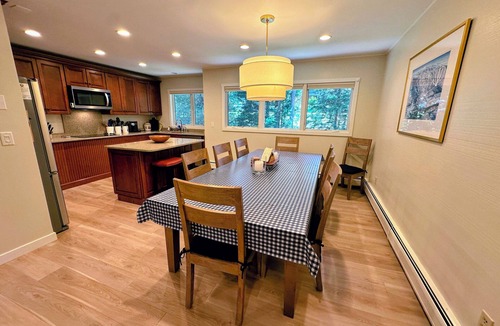 Carroll House | R8 Luxury Ski-In/Ski-out next to ski trail. Renovated, Views, and Dogs welcome!