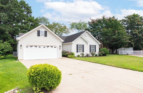 Maplewood House | Ray of Sunshine-Dog Friendly, 4BR, furnished deck