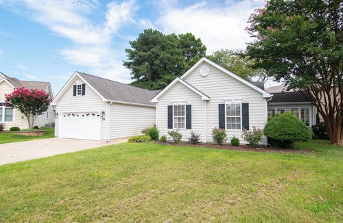 Maplewood House | Ray of Sunshine-Dog Friendly, 4BR, furnished deck