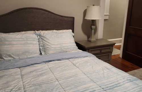 Richmond Apartment | Recently remodeled Apartment central location