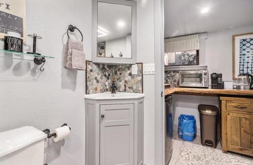 Upper Telegraph Apartment | Redwood Room