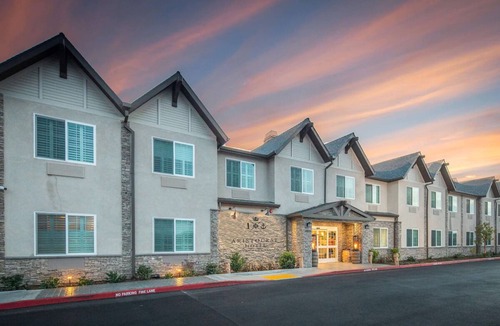 Half Moon Bay House | Relax and Unwind at Modern Park City Accommodation w/Breakfast & Free Parking