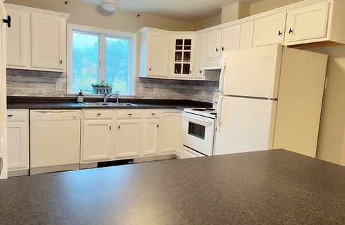 Waterford House | Relax in the Orchard ~ Sleeps 5, clean & bright, large deck & fire pit