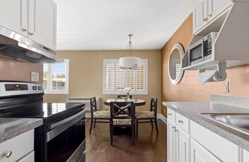 Corte Madera Hotel | Relaxing Couples’ Getaway | Poolside | Near Sausalito | Free Parking | BBQ Area