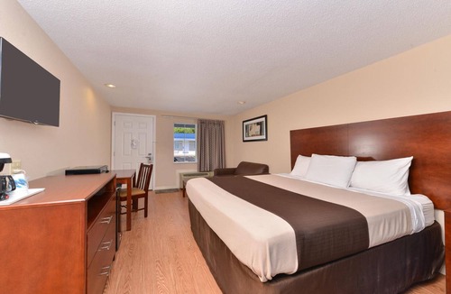 Barton Hotel | Relaxing King Room | Free Parking & Continental Breakfast, Pets Are Welcome!