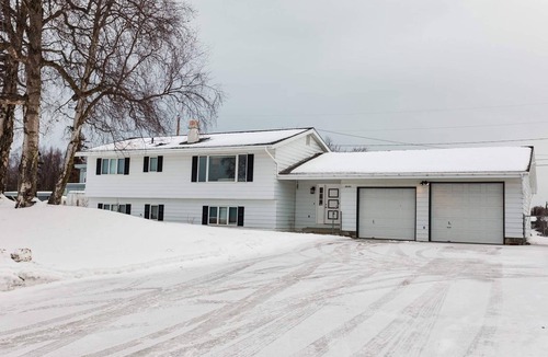 Sand Lake House | Relaxing Lake Haven - FULL HOUSE - Close to EVERYTHING!