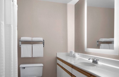 Pleasanton Hotel | Relaxing Room in Bay Area | Hotel with Outdoor Patio & Free Parking