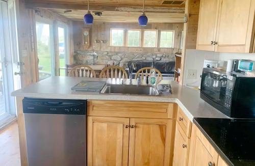 New Shoreham Cottage | Relaxing Spring Street Cottage with Ocean Views