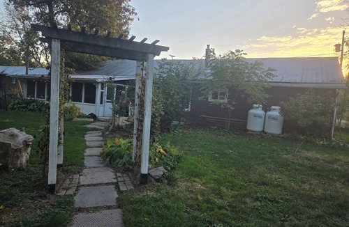 Wolfe Island Cottage | Relaxing Wolfe Island Cottage