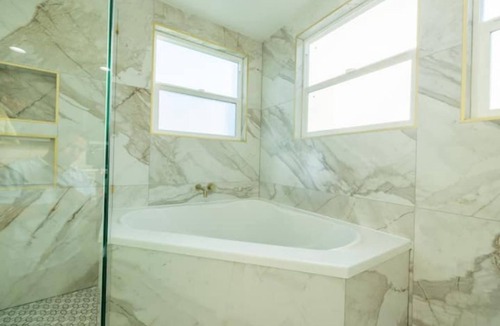 Centerville House | Renovated 5B4B Luxury home @Fremont with King Suite