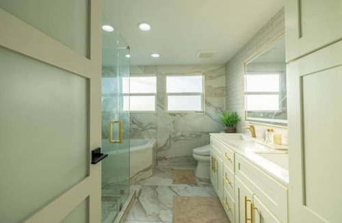 Centerville House | Renovated 5B4B Luxury home @Fremont with King Suite