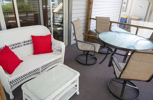 Rehoboth Beach House | Renovated 5BR: 1 Block to Ocean & Boardwalk + Parking for 4 cars + Sleeps 17!
