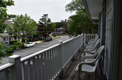 Rehoboth Beach House | Renovated 5BR: 1 Block to Ocean & Boardwalk + Parking for 4 cars + Sleeps 17!