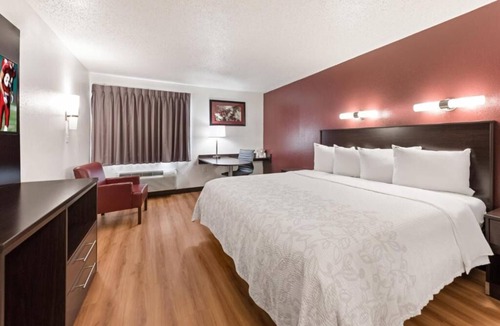 Crosswoods Hotel | Renovated Room Perfect for Solo or Couple Travelers – Great Location in Columbus