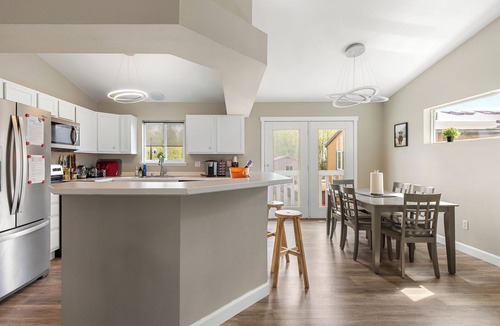Sand Lake House | Retreat to Hidden Gem near the Airport & Kincaid Park - Modern and spacious