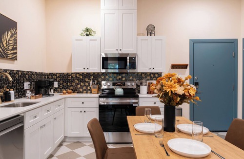 Downtown Apartment | Retro 1BR condo - Walk to Downtown