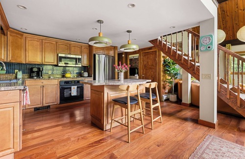 Waterbury Center House | Retro 70's Throwback Chalet-Sleeps 12-Game Room-Fire Pit-Bunk Room-Hot Tub-Sauna