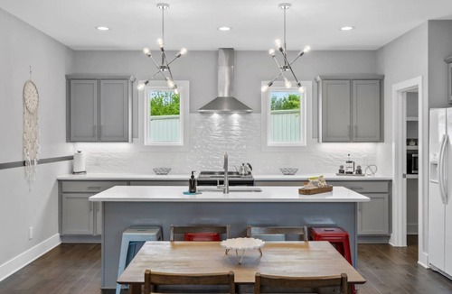 Katie Hill Neighborhood Villa | Rhythm & View | 4BR Sleeps 10 | Two Balconies, Garage | Minutes to Broadway