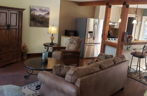 Somerset Cabin | River Front Home on 6+ Acres - Hot tub/Dog Friendly/Game Room