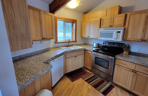 Kodiak House | River or Beach, you choose! Next to the river and a short walk to the beach!