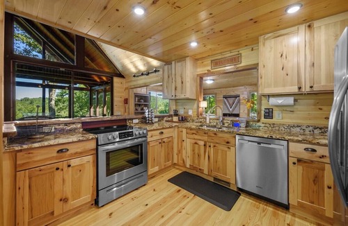 Raccoon Ridge Cabin | Riverbend Treehouse-Mountain/River Views, Hot Tub, Arcade, Outdoor Movie Screen