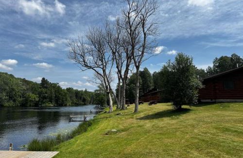 Crystal Falls House | Riverfront Loft 6