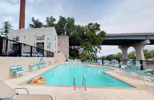 North Capitol Condo | Riverfront Oasis| Pool | King Bed Walk to Broadway