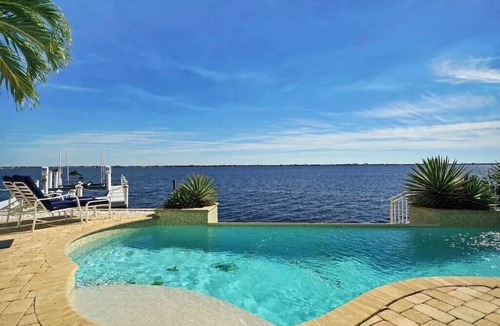 Caloosahatchee Villa | Riverhouse Pearl - Cape Coral Riverfront Villa with Dock