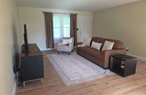 Rutland House | Rolling hills country retreat in charming Paris. Pets welcome