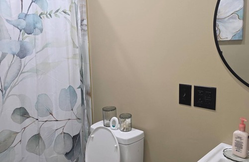Rutland House | Rolling hills country retreat in charming Paris. Pets welcome