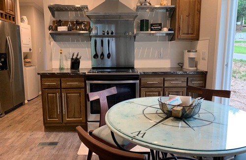 Omaha House | Romantic Bungalow! Pool💦Hot Tub,Fire pit, Outdoor Space, Branson & Cricket Creek