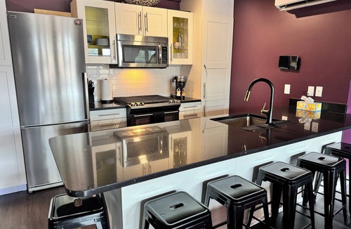 Saugatuck Condo | Romantic Couples Getaway W/Fireplace &Private Patio Walk Everywhere