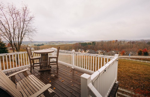 Walnut Creek Apartment | Romantic Golden Valley Cottage | View of Amish Countryside + Walk to Amish Eats