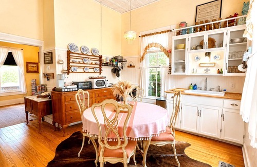 Chappell Hill Cottage | Romantic Historic Farmhouse With Pond & Porch - 8 Miles to Brenham