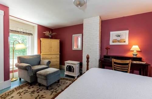 Hallowell Cabin | Romantic Stay on a Traditional Farm near the Kennebec River, Maine
