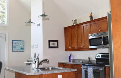 Hancock Point House | Romantic Waterfront Cottage w/Private Beach & Fire Pit