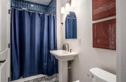 Franklin Park House | Rooftop Patio, Hot Tub and Games City Escape