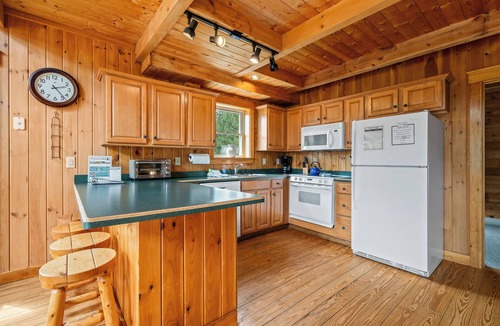Rangeley House | Russell Cove 18 | Pet-Friendly Log Home | Lake Access | Sleeps 10