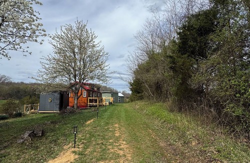 Mohawk Cabin | Rustic 2 bedroom Tiny Home in charming Bybee