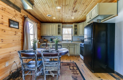 Mt Perry Cabin | Rustic Mount Perry Cabin Near Fishing Pond & Farm