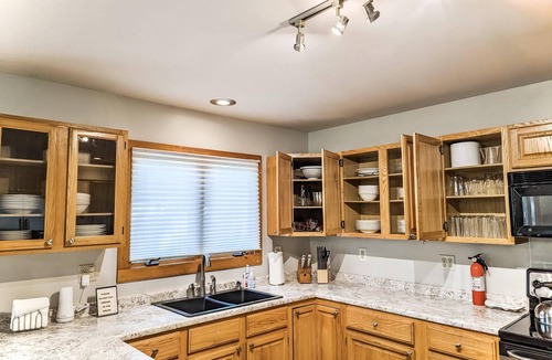 Weaverville House | Rustic Pet‑Friendly Cabin Hot Tub Sleeps 10 Walk to JuneBug Venue