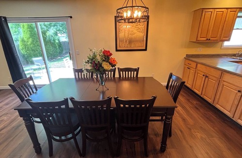 Findlay House | Rusty’s Escape. 4-bedrooms, sleeps 8 newly renovated.