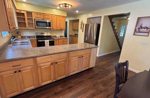 Findlay House | Rusty’s Escape. 4-bedrooms, sleeps 8 newly renovated.