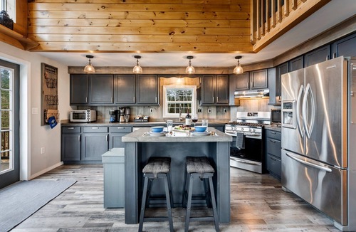 Rangeley House | S Diamond S Retreat | Huge Backyard & Hot Tub – 2 Miles to Town!