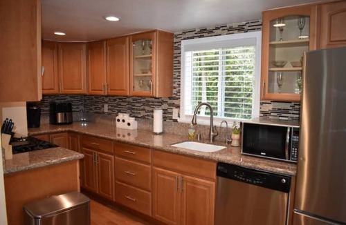 El Sobrante House | San Francisco 20 miles away and Napa Valley a 30-mile drive.