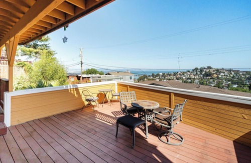 Uptown Brisbane House | San Francisco Bay View Home - 3BR Brisbane - Near SF - 29+ Night Stays