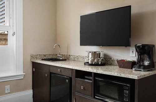 Lower Nob Hill Resort | San Francisco | Couples Urban Retreat | Wi-Fi + Gym